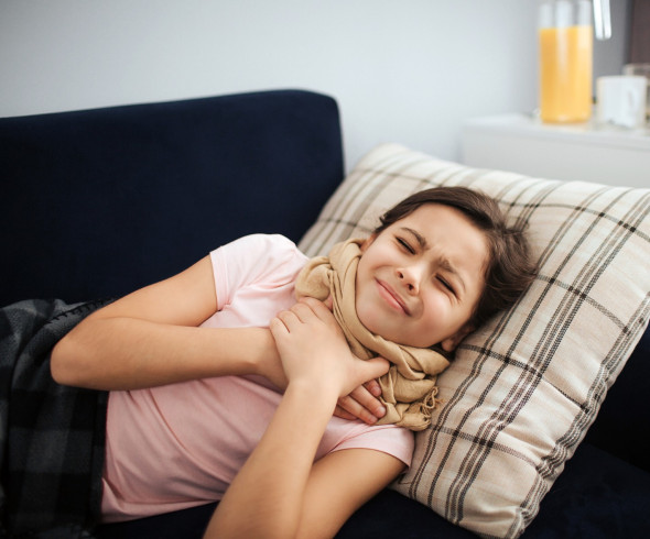 Inflammation de la gorge (pharyngite) et des amygdales (angine) chez l’enfant